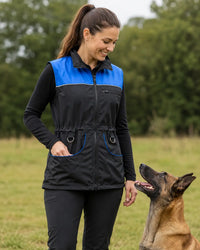 hundesportweste-light-blau-schwarz-vorne-31401-mit-frau