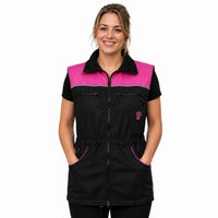 hundesportweste-light-pink-schwarz-vorne-mit-frau-blond-31404