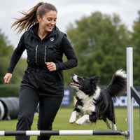 hundesportweste-trainingsweste-sporty-schwarz-frau-hund-huerde-31410